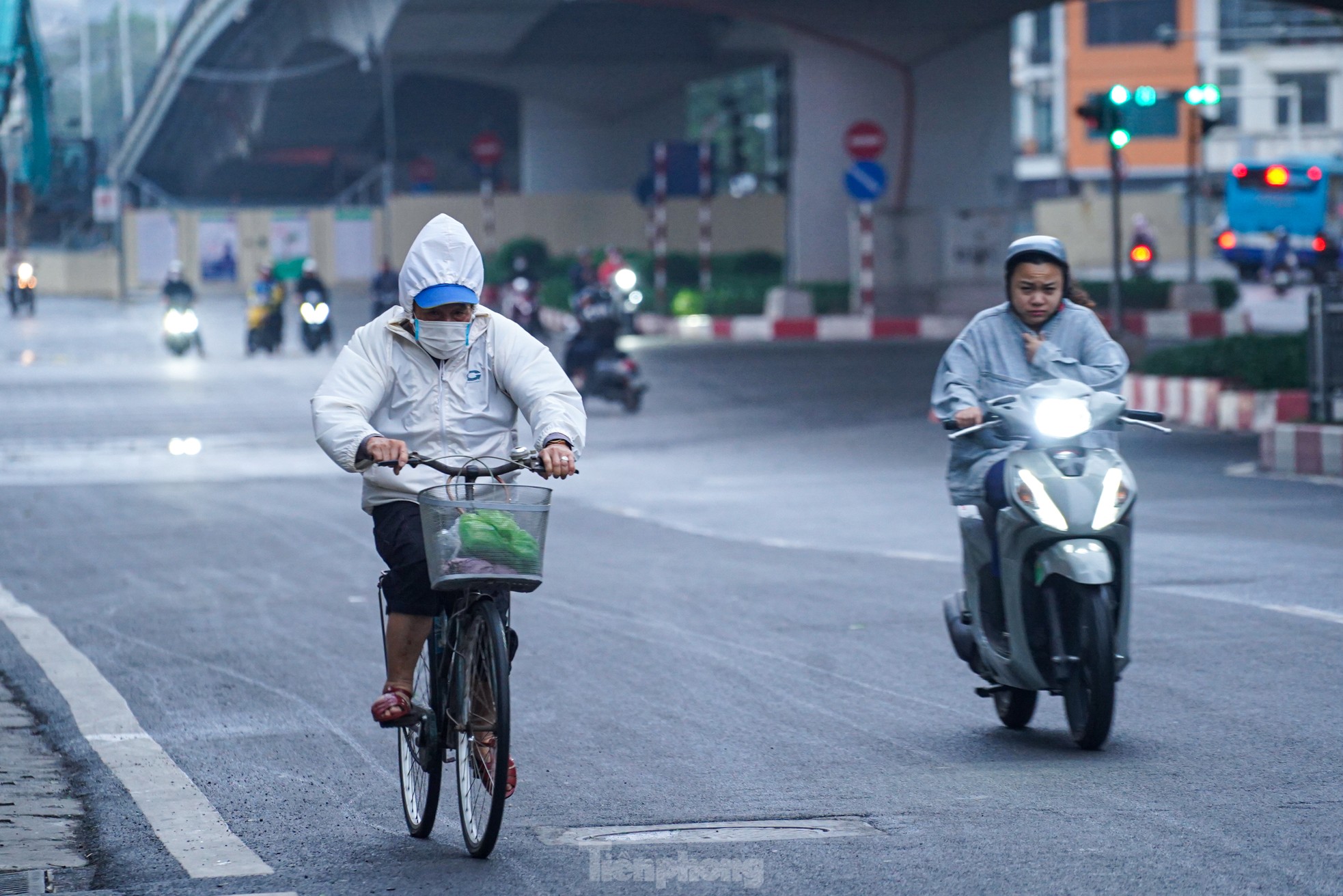 Không khí lạnh tràn về, người Hà Nội chật vật di chuyển trong gió mạnh - 4