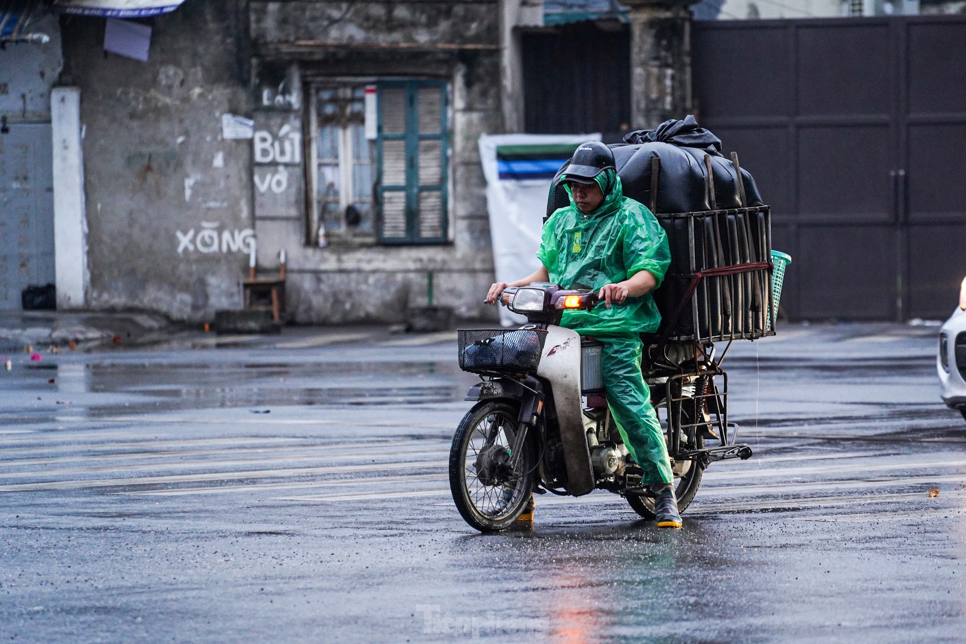 Không khí lạnh tràn về, người Hà Nội chật vật di chuyển trong gió mạnh - 2