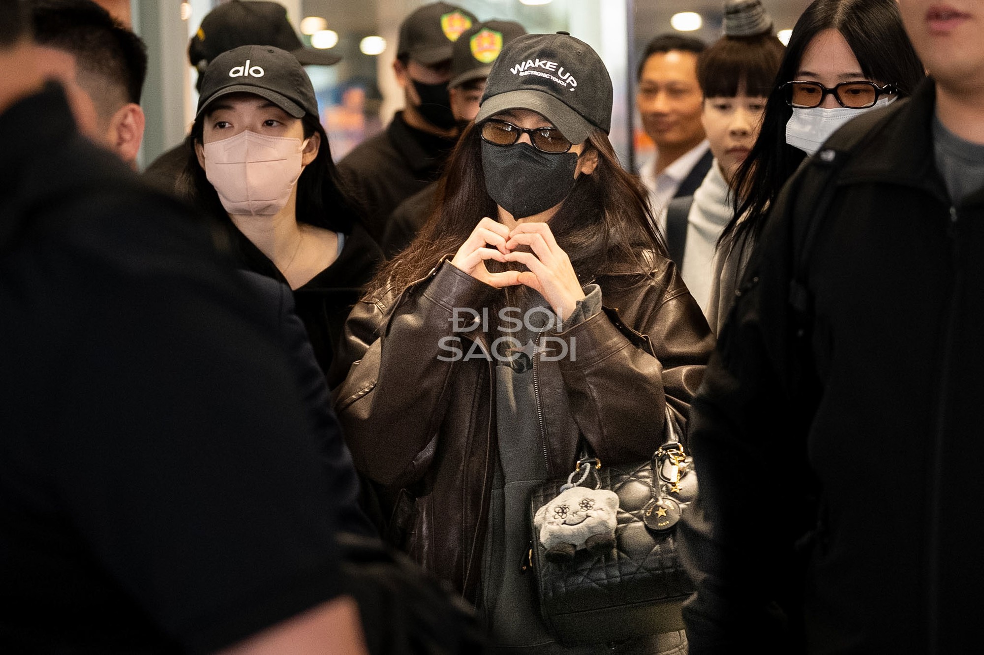 Jisoo (BLACKPINK) mở màn cực cháy: Mang cơn 'địa chấn' quẩy cùng hàng nghìn fan Việt, đại minh tinh làm điều đặc biệt cho 'lửa hận thù'!