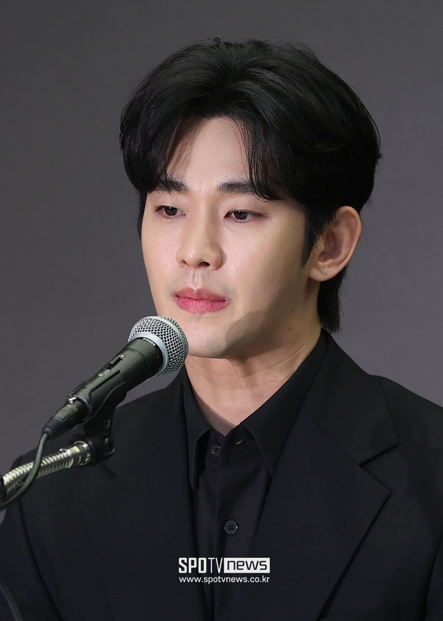 Kim Soo Hyun khóc như mưa tại họp báo vẫn không quên uống nước: Bí mật phía sau chắc chắn nhiều netizen không biết - 3 Kim Soo Hyun khóc như mưa tại họp báo vẫn không quên uống nước: Bí mật phía sau chắc chắn nhiều netizen không biết - 3