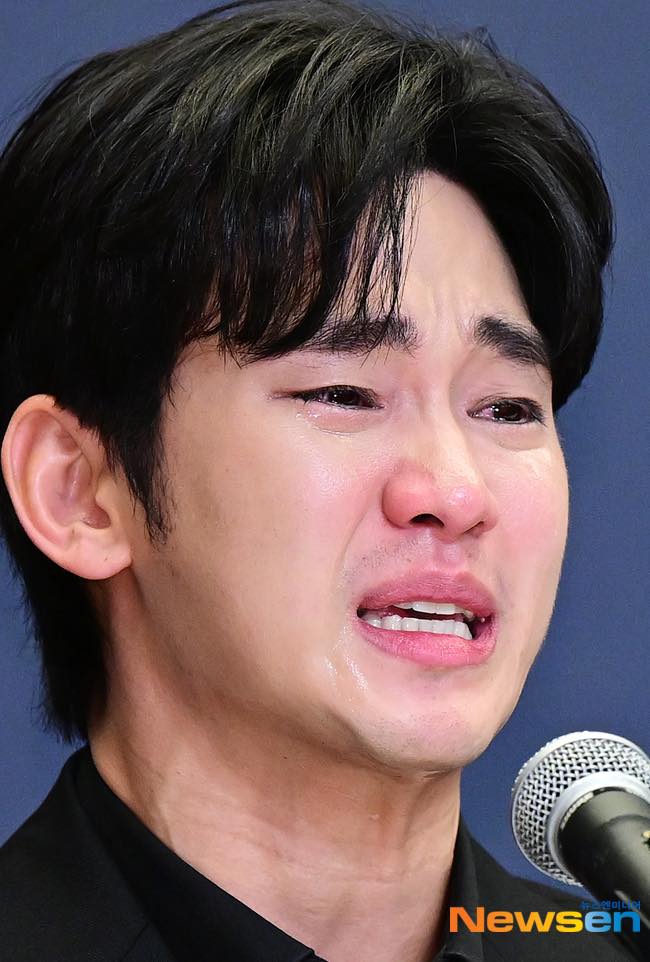 Phản ứng của dư luận về họp báo 'đẫm nước mắt' của Kim Soo Hyun: 'Tuyệt đối điện ảnh' - 9