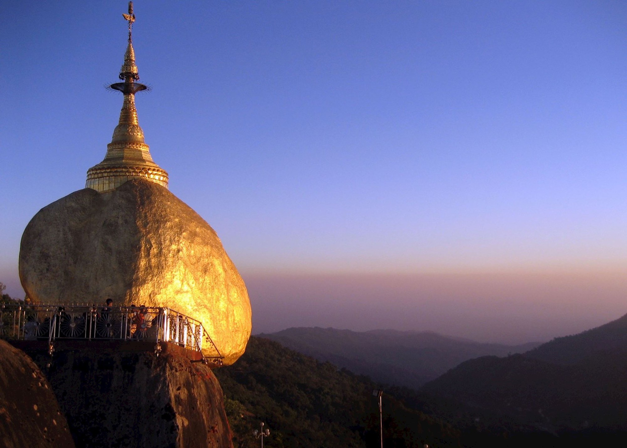 Giữa trận động đất 7,7 độ, ngôi chùa đứng cheo leo trên tảng đá vàng ở Myanmar vẫn không bị quật ngã - 1