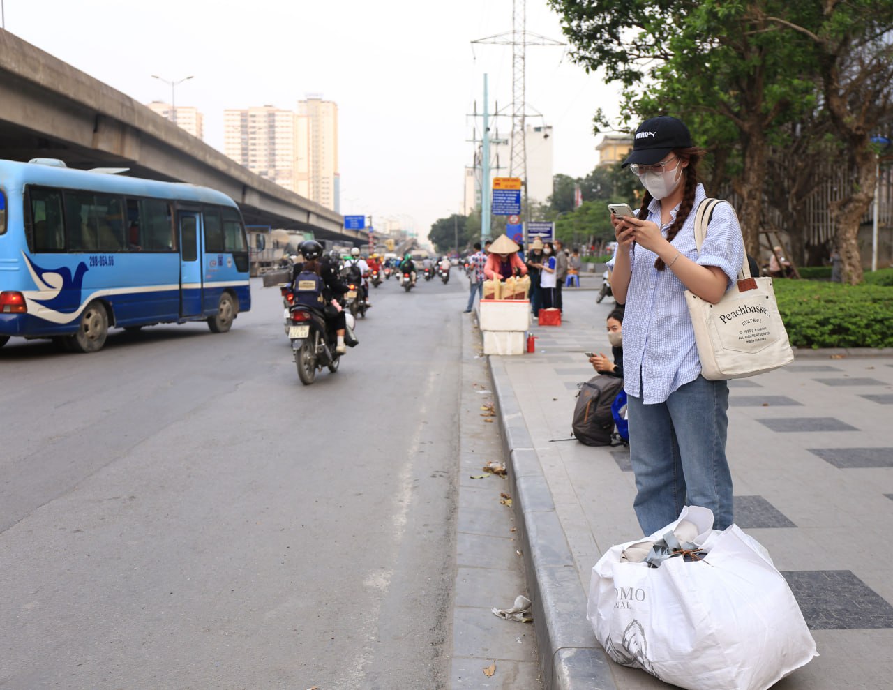 Ùn ùn về quê nghỉ lễ giỗ Tổ: Cô gái 22 tuổi xin sếp nghỉ nguyên buổi chiều để thoát cảnh chen chúc, tắc đường - 5 Ùn ùn về quê nghỉ lễ giỗ Tổ: Cô gái 22 tuổi xin sếp nghỉ nguyên buổi chiều để thoát cảnh chen chúc, tắc đường - 5