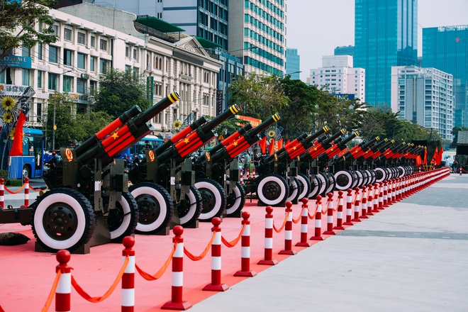 Cận cảnh buổi diễn tập bắn pháo tại Bến Bạch Đằng chào mừng ngày 30/4 - 2