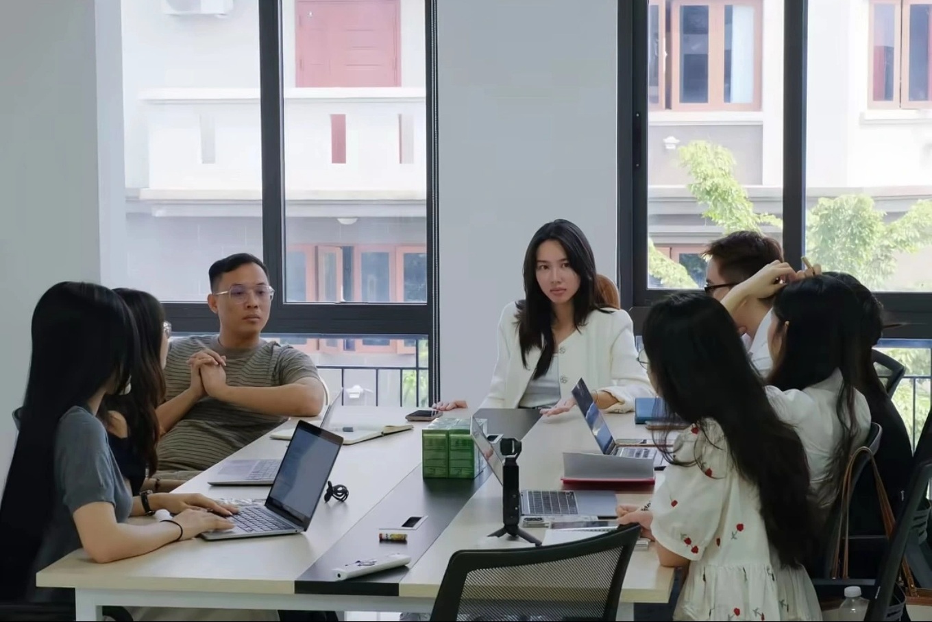 Mối quan hệ thực sự giữa Thùy Tiên và Quang Linh Vlogs: Tình bạn, cộng sự, hay chiến lược hình ảnh? - 6 Mối quan hệ thực sự giữa Thùy Tiên và Quang Linh Vlogs: Tình bạn, cộng sự, hay chiến lược hình ảnh? - 6