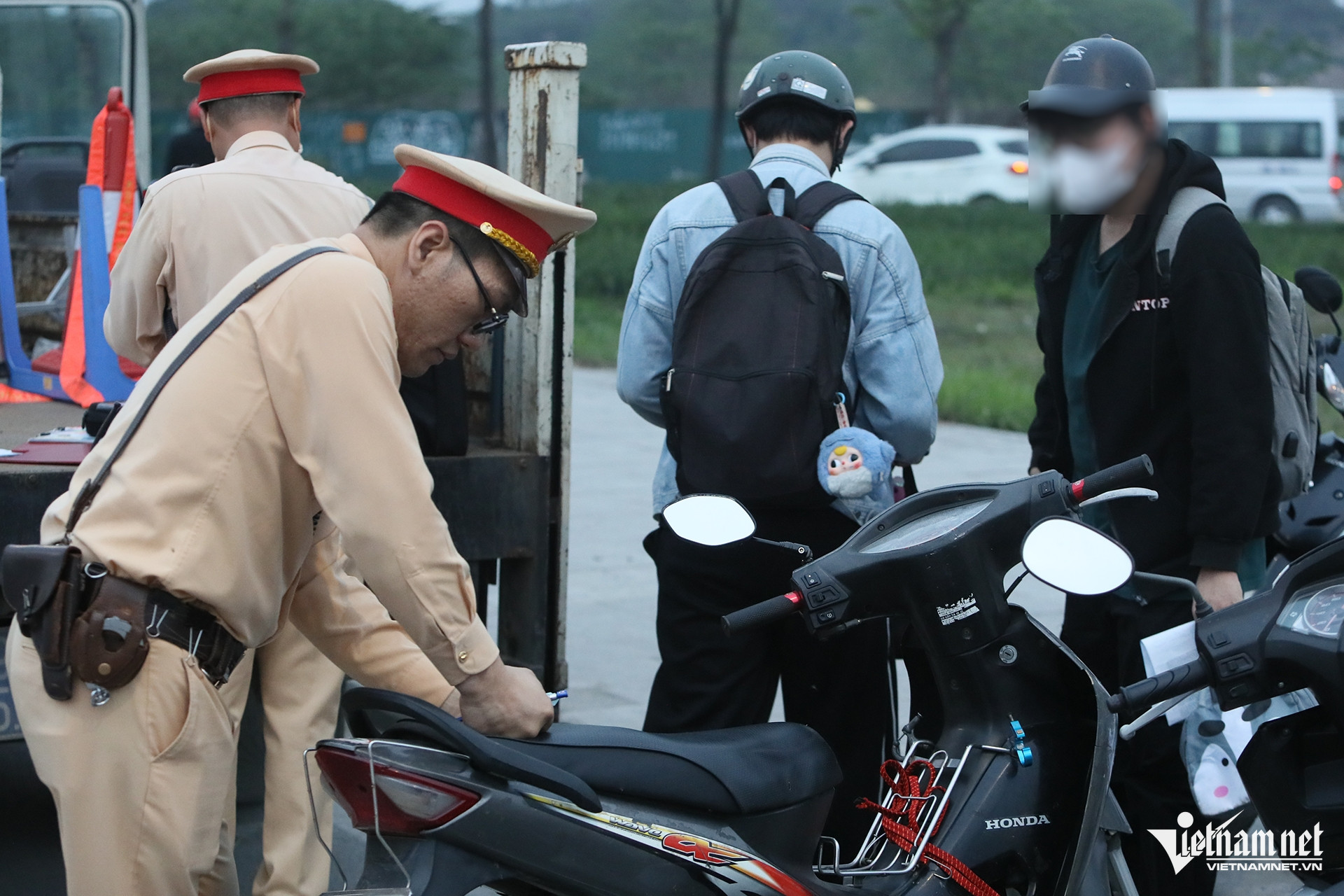 Dùng mánh khóe 'né' ùn tắc, người đi xe máy ở Hà Nội ngẩn người vì bị phạt 5 triệu - 5
