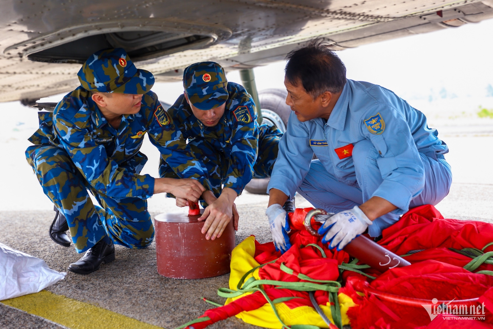 10 trực thăng kéo cờ tập luyện chào mừng 50 năm thống nhất đất nước - 7