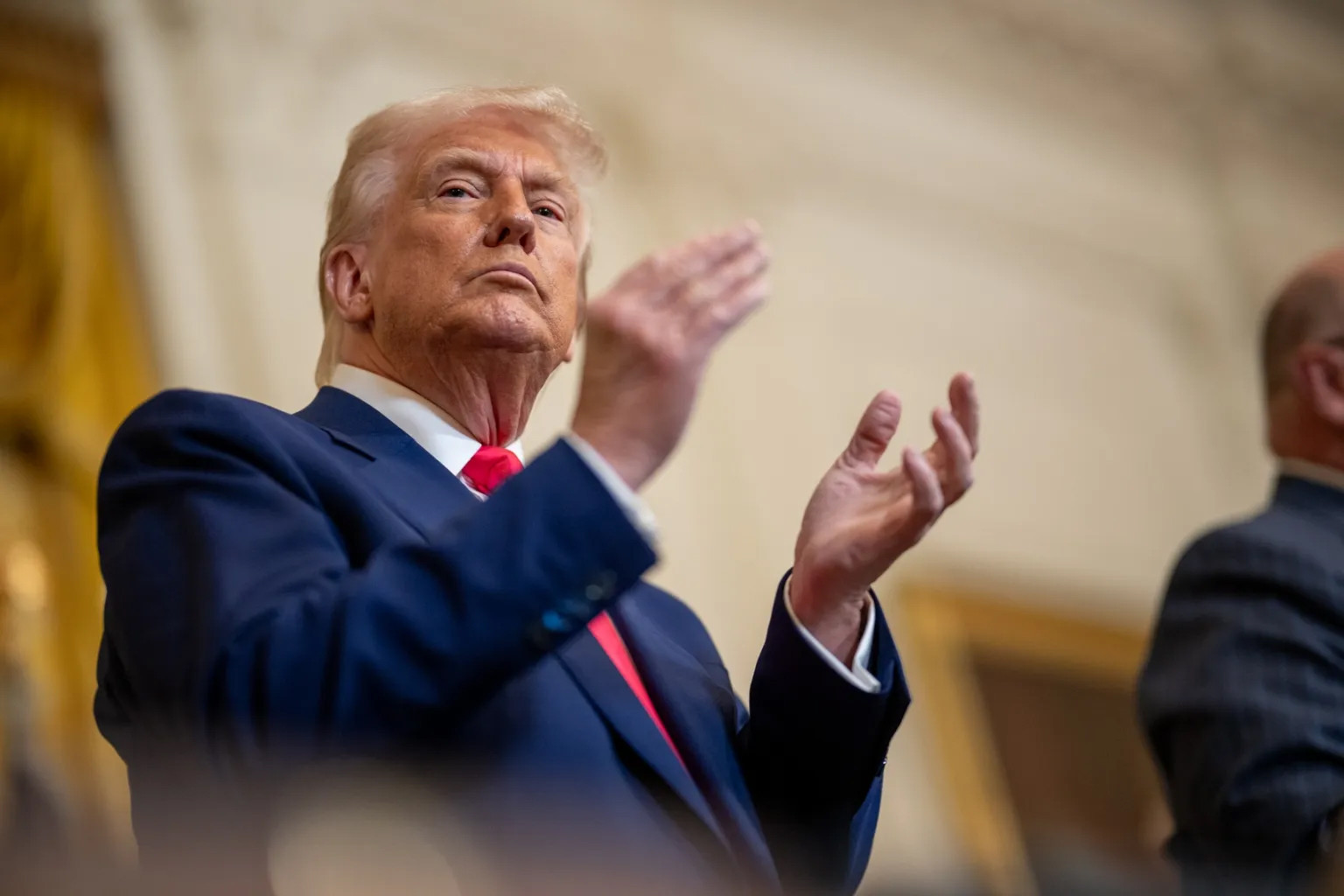 Ông Trump có tuyên bố 'sốc', xưởng chip lớn nhất thế giới nguy cơ bị phạt kỷ lục
