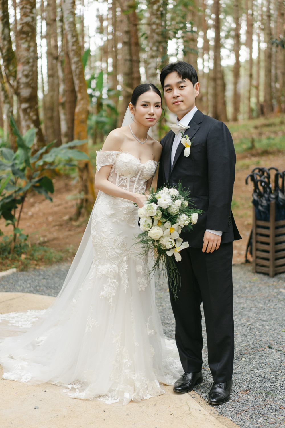 Lấy chồng hơn 14 tuổi, cô gái Quảng Nam tổ chức đám cưới ‘lạ lùng’ giữa rừng Lấy chồng hơn 14 tuổi, cô gái Quảng Nam tổ chức đám cưới ‘lạ lùng’ giữa rừng