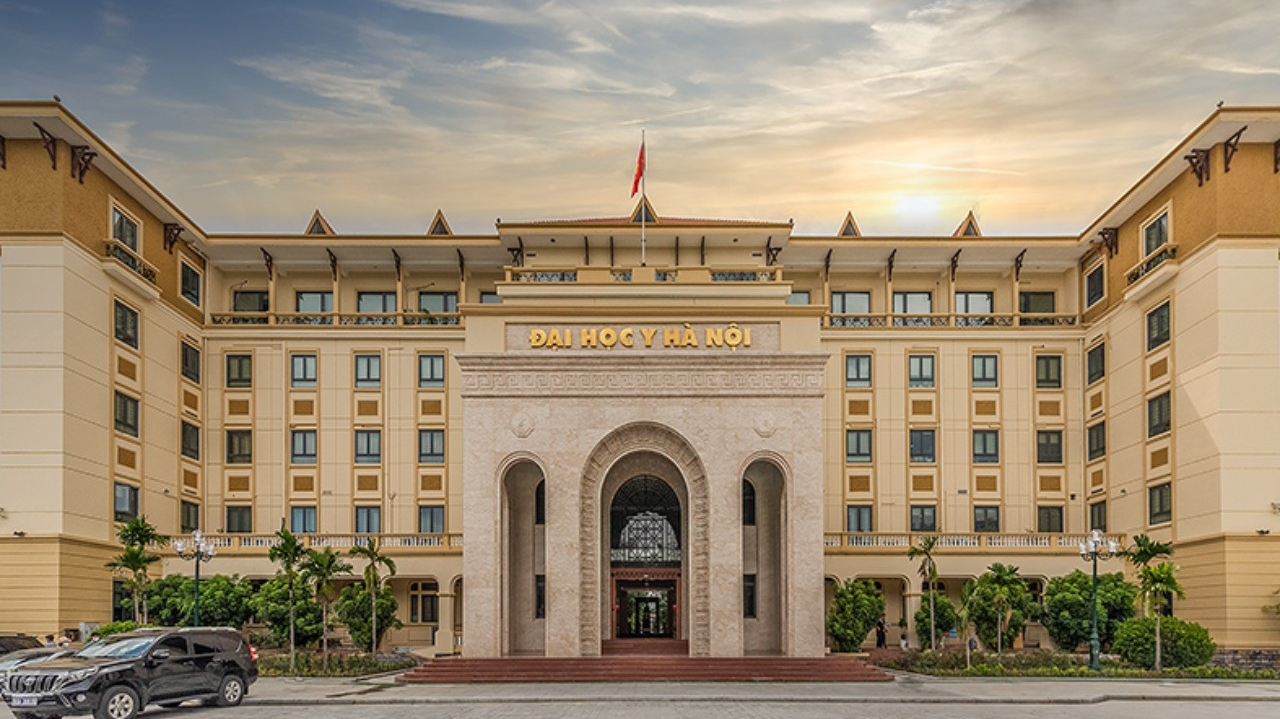 ĐH Y Hà Nội cấm sinh viên mặc trang phục xuyên thấu, áo trễ vai, váy ngắn: Đại diện trường nói gì? ĐH Y Hà Nội cấm sinh viên mặc trang phục xuyên thấu, áo trễ vai, váy ngắn: Đại diện trường nói gì?