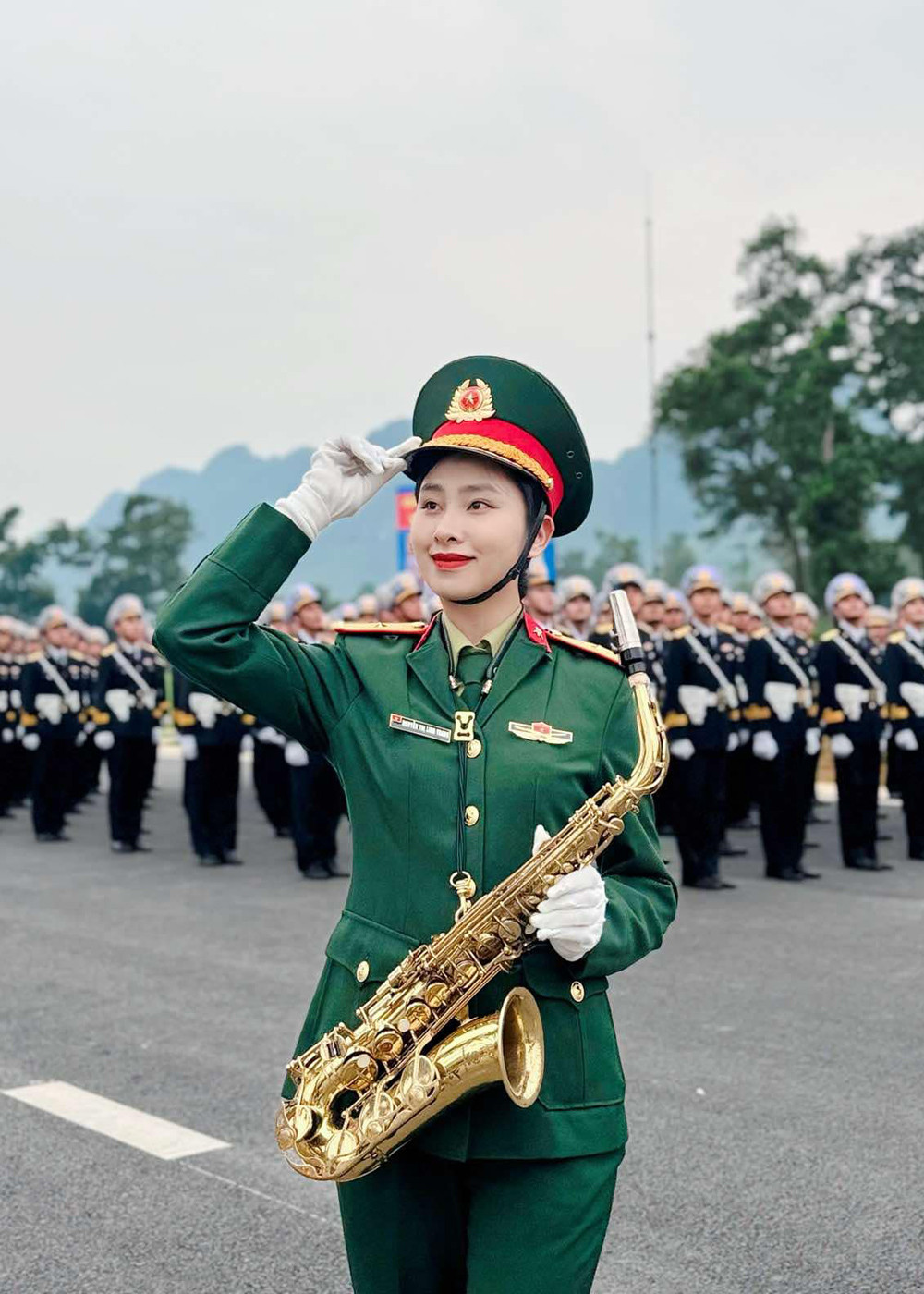Cô gái Hà Nội diễu binh 30/4 ‘gây sốt’ bởi nhan sắc xinh đẹp, học vấn đáng nể - 5