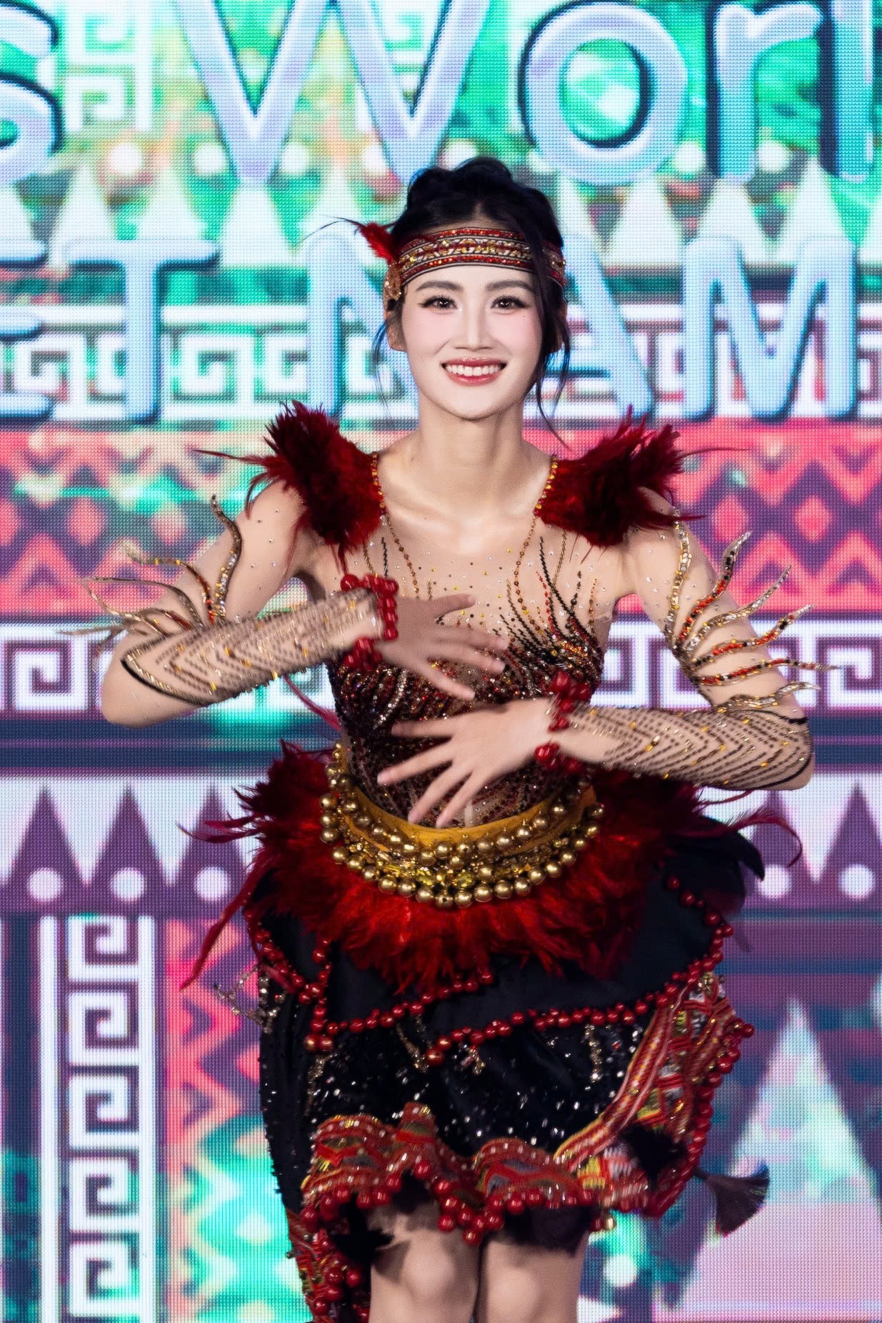 Sau clip nhào lộn gây dậy sóng, Hoa hậu Ý Nhi 'văng' khỏi Top 10 dự đoán ở Miss World - 2 Sau clip nhào lộn gây dậy sóng, Hoa hậu Ý Nhi 'văng' khỏi Top 10 dự đoán ở Miss World - 2