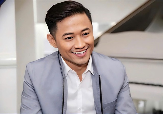 Lễ thủy táng của Quý Bình: Vợ lặng người ôm chặt tro cốt, Vân Trang và đông đảo khán giả tiễn đưa - 8 Lễ thủy táng của Quý Bình: Vợ lặng người ôm chặt tro cốt, Vân Trang và đông đảo khán giả tiễn đưa - 8