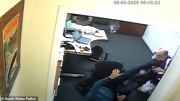 Hiệu trưởng tấn công hiệu phó vì chuyện tình tay ba chấn động, camera ghi lại cảnh tượng hỗn loạn - 2 Hiệu trưởng tấn công hiệu phó vì chuyện tình tay ba chấn động, camera ghi lại cảnh tượng hỗn loạn - 2