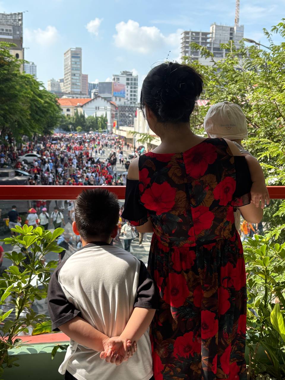 Hội con cưng đưa bố mẹ vào TP.HCM xem diễu binh, 'hưởng' lễ 30/4: Cứ quay sang là thấy đang livestream, chụp ảnh tràn bộ nhớ Hội con cưng đưa bố mẹ vào TP.HCM xem diễu binh, 'hưởng' lễ 30/4: Cứ quay sang là thấy đang livestream, chụp ảnh tràn bộ nhớ