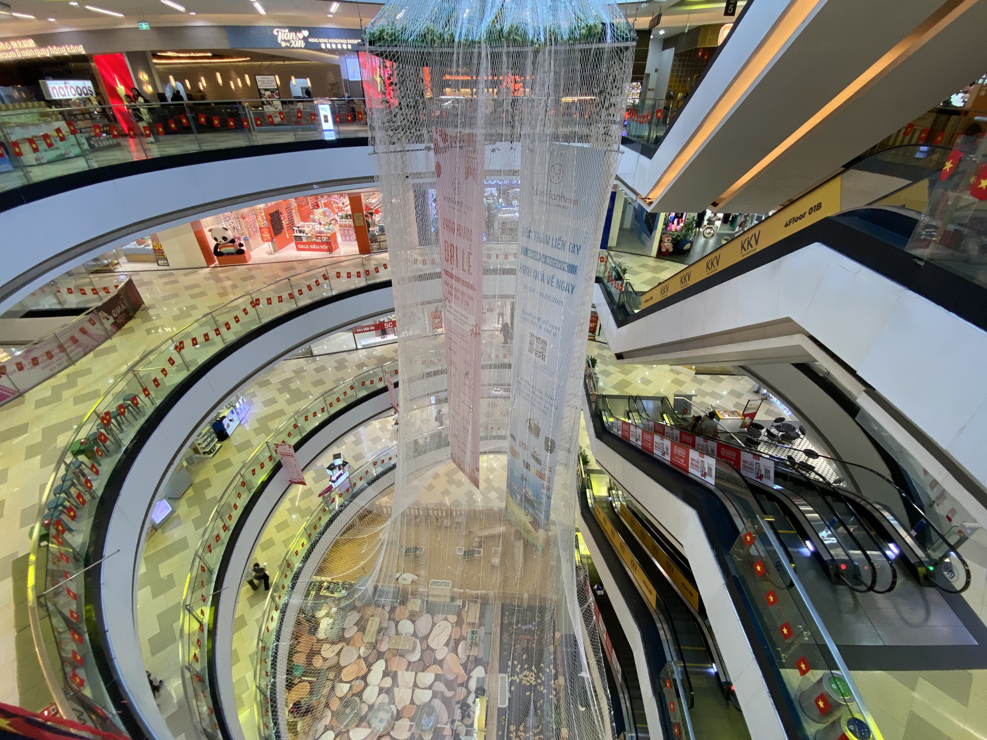 Cận cảnh Vạn Hạnh Mall sau khi lắp thêm tấm lưới, khách hàng xem xong lập tức thốt lên 1 câu