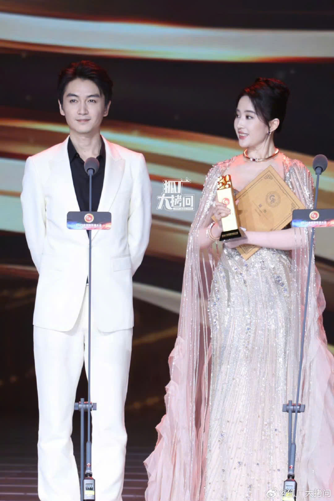 Thảm đỏ hot nhất hôm nay: Lưu Diệc Phi 'thua đau đớn' trước cam thường, suýt vồ ếch và đụng mặt 'tình tin đồn' - 8 Thảm đỏ hot nhất hôm nay: Lưu Diệc Phi 'thua đau đớn' trước cam thường, suýt vồ ếch và đụng mặt 'tình tin đồn' - 8
