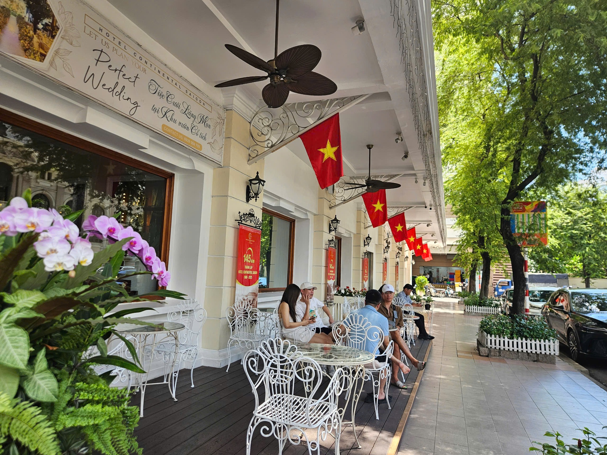Nhiều gia đình ở TP HCM 'chơi lớn', thuê khách sạn xem diễu binh, diễu hành lễ 30-4 Nhiều gia đình ở TP HCM 'chơi lớn', thuê khách sạn xem diễu binh, diễu hành lễ 30-4