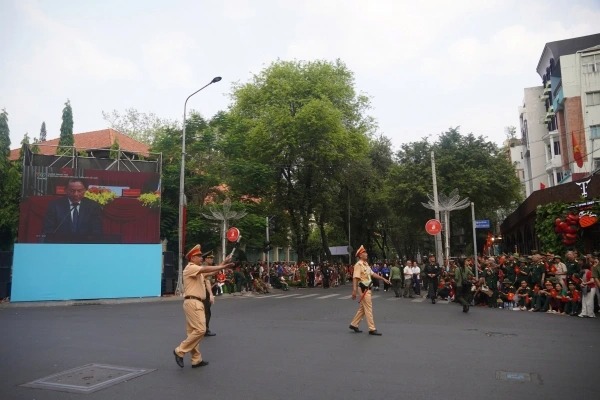 Xúc động hình ảnh người dân 'nhuộm đỏ' các ngả đường, chờ đợi đoàn diễu binh, diễu hành - 5