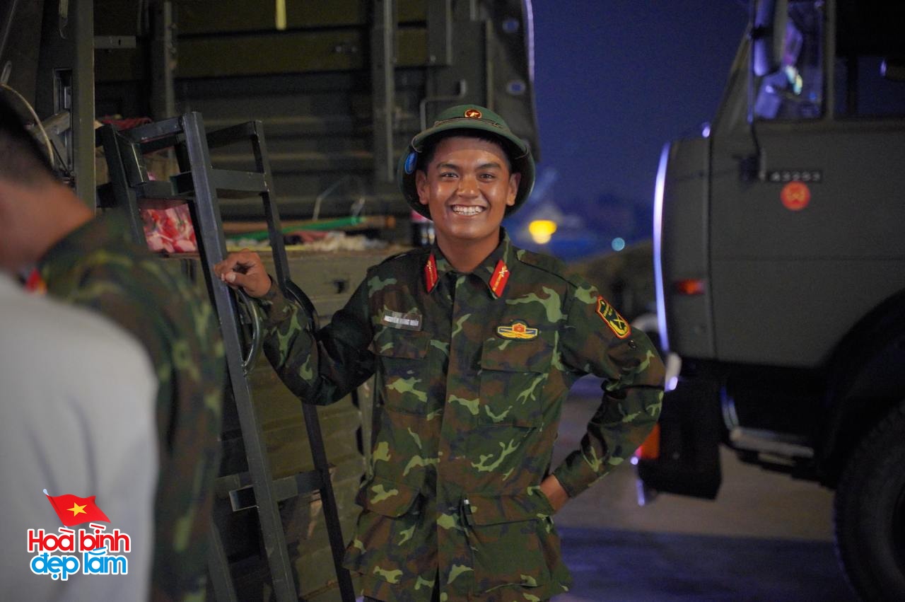 Chính thức thu dọn pháo lễ ở Bến Bạch Đằng: Người dân lưu luyến, tranh thủ check-in khoảnh khắc cuối cùng - 3 Chính thức thu dọn pháo lễ ở Bến Bạch Đằng: Người dân lưu luyến, tranh thủ check-in khoảnh khắc cuối cùng - 3