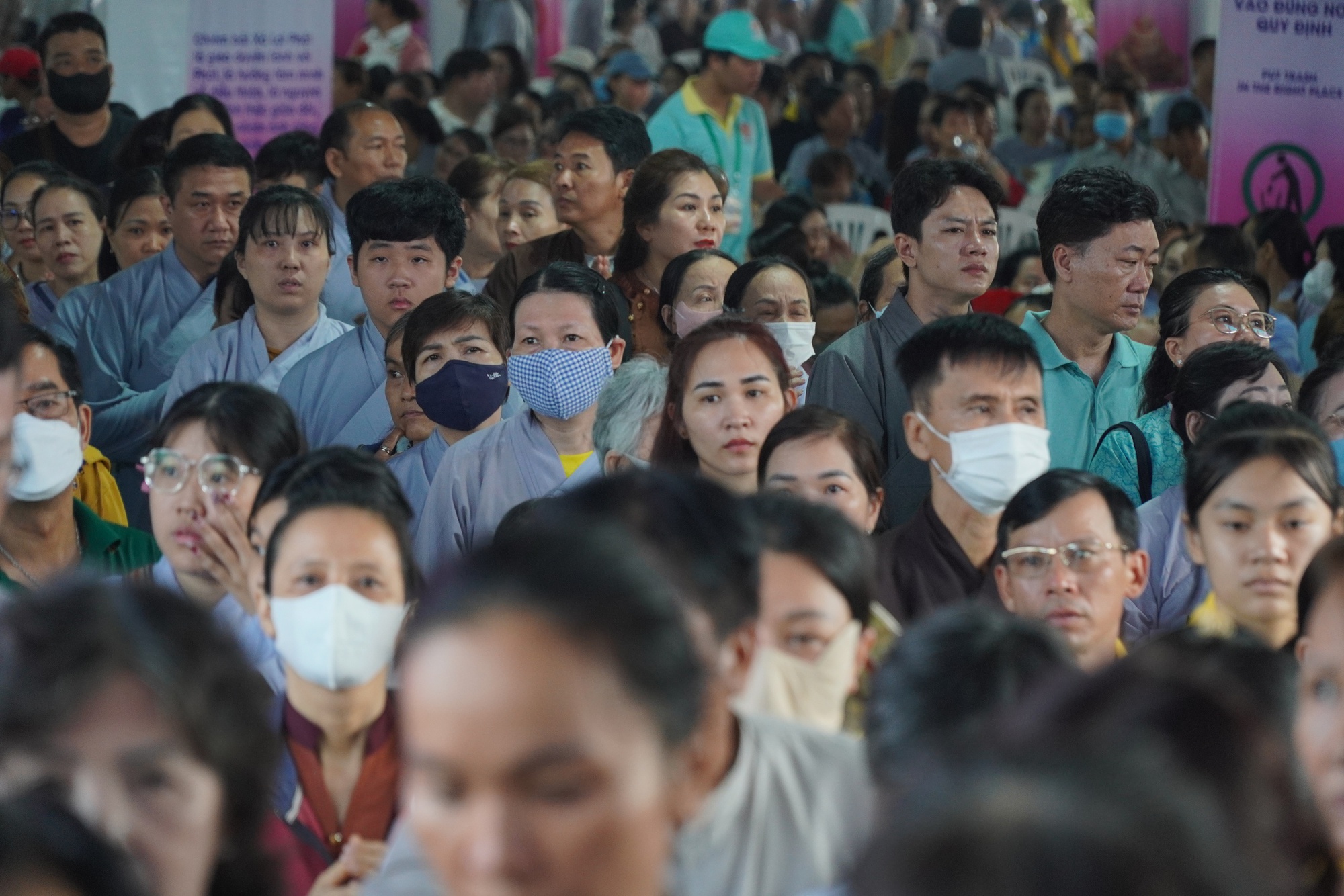 Hàng ngàn phật tử xếp hàng chờ chiêm bái Xá lợi Đức Phật ở Bình Chánh - 7
