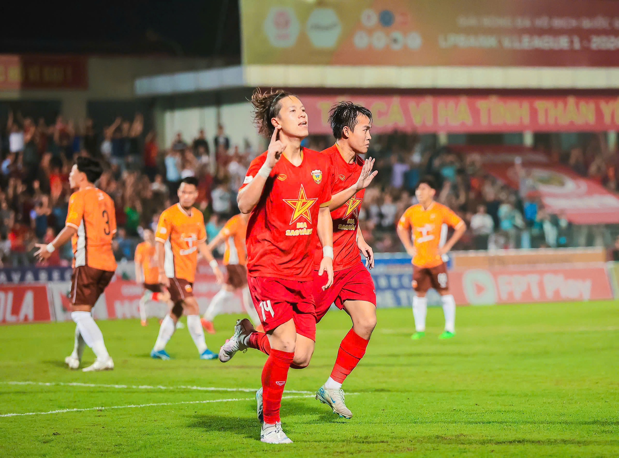 Sao Việt kiều giá 4,5 tỷ đồng thăng hoa với thống kê 'khủng', 2 đại gia V.League ngấp nghé 'gạ gẫm' - 2 Sao Việt kiều giá 4,5 tỷ đồng thăng hoa với thống kê 'khủng', 2 đại gia V.League ngấp nghé 'gạ gẫm' - 2