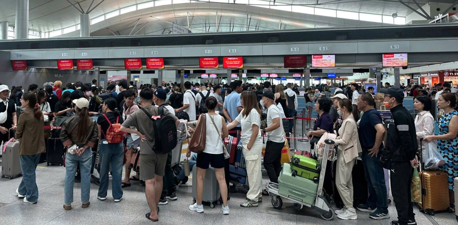 Gần 220.000 người đổ về sân bay Nội Bài, Tân Sơn Nhất hôm nay - 9