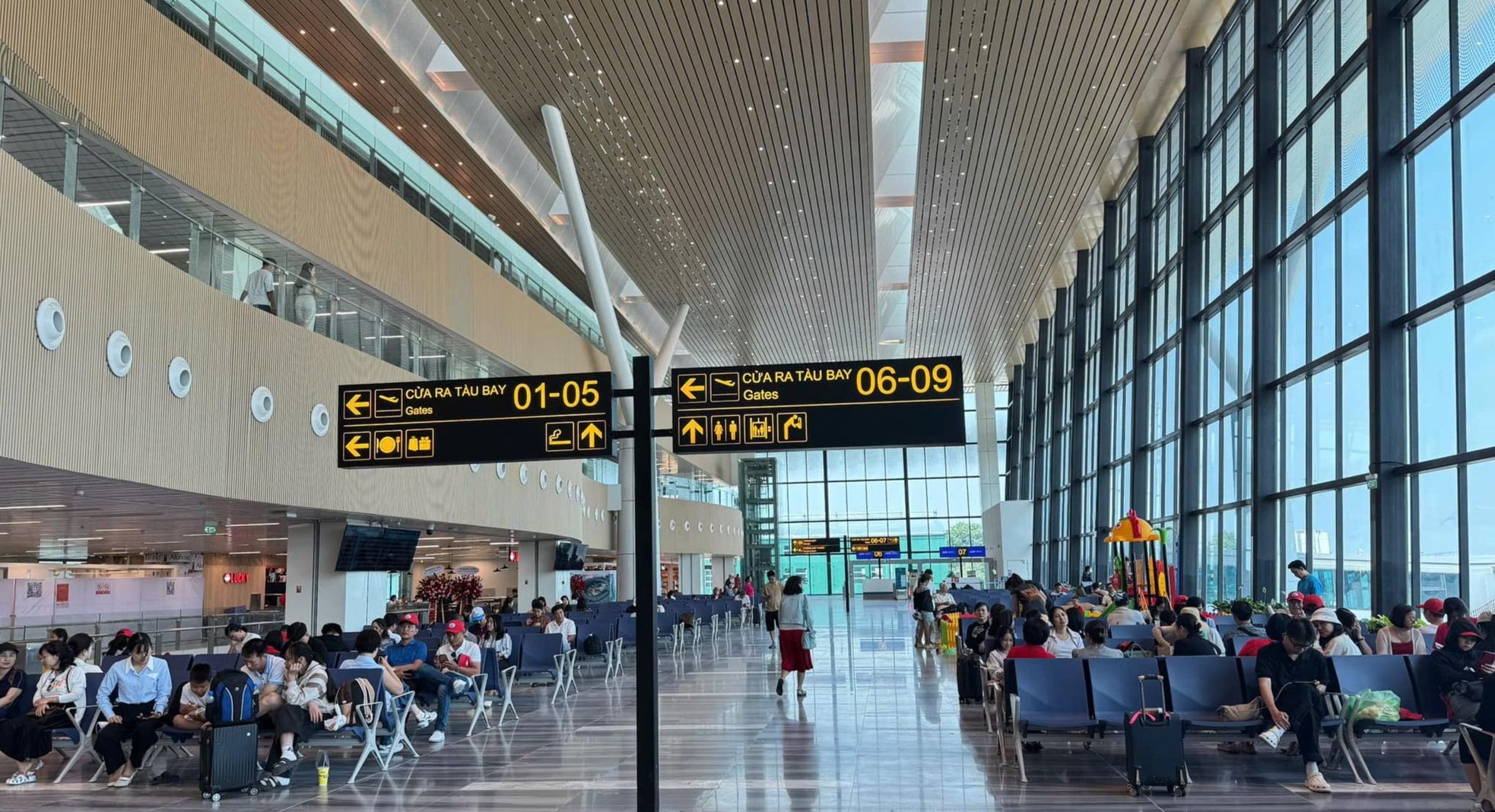 Gần 220.000 người đổ về sân bay Nội Bài, Tân Sơn Nhất hôm nay - 8