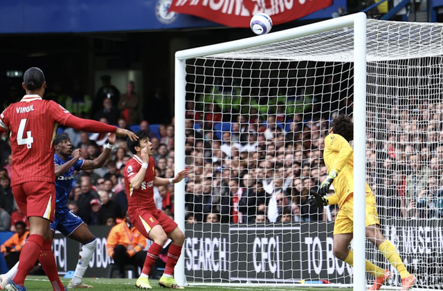 Tân vương Liverpool thảm bại, Chelsea tăng tốc đua Top 5 Ngoại hạng - 2 Tân vương Liverpool thảm bại, Chelsea tăng tốc đua Top 5 Ngoại hạng - 2