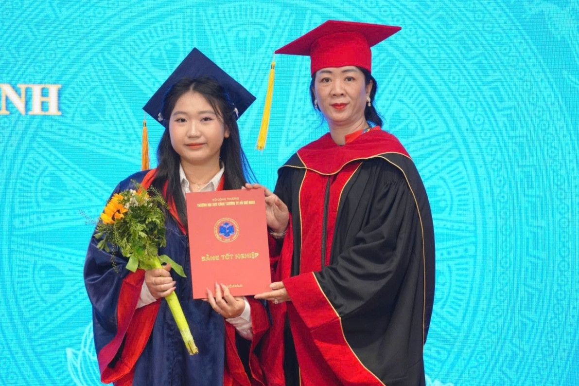 3 chị em gái và chàng rể học cùng một trường đại học - 1 3 chị em gái và chàng rể học cùng một trường đại học - 1