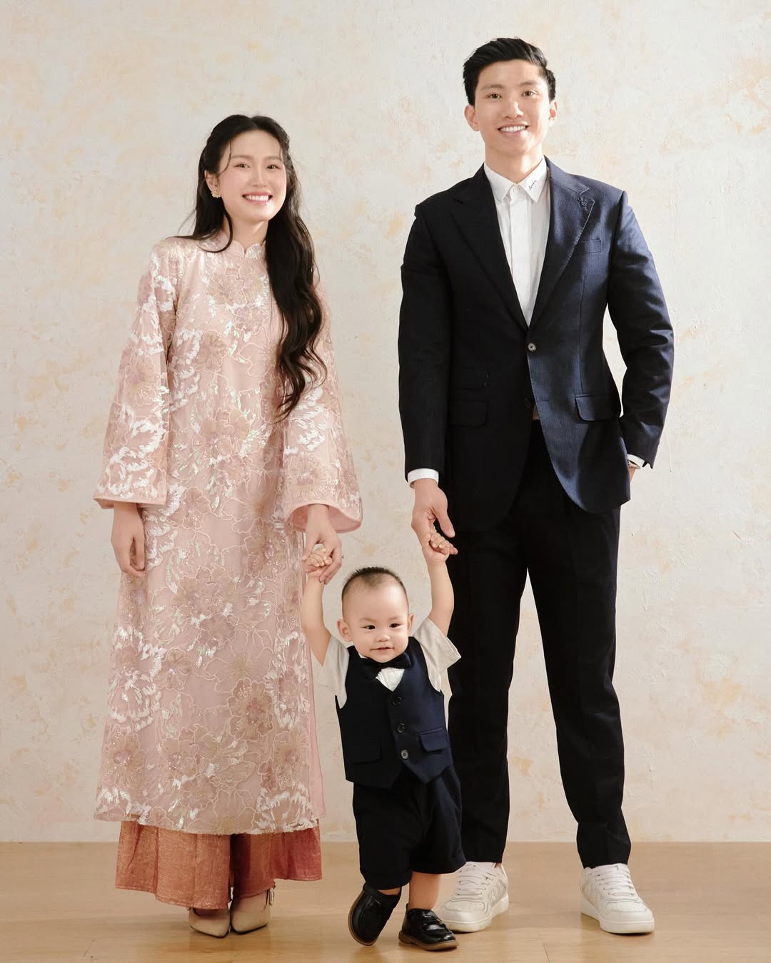 Visual 'đỉnh nóc' của Doãn Hải My khi diện áo dài sánh đôi cùng Văn Hậu, nhan sắc đỉnh hơn cả thời thi hoa hậu - 2 Visual 'đỉnh nóc' của Doãn Hải My khi diện áo dài sánh đôi cùng Văn Hậu, nhan sắc đỉnh hơn cả thời thi hoa hậu - 2