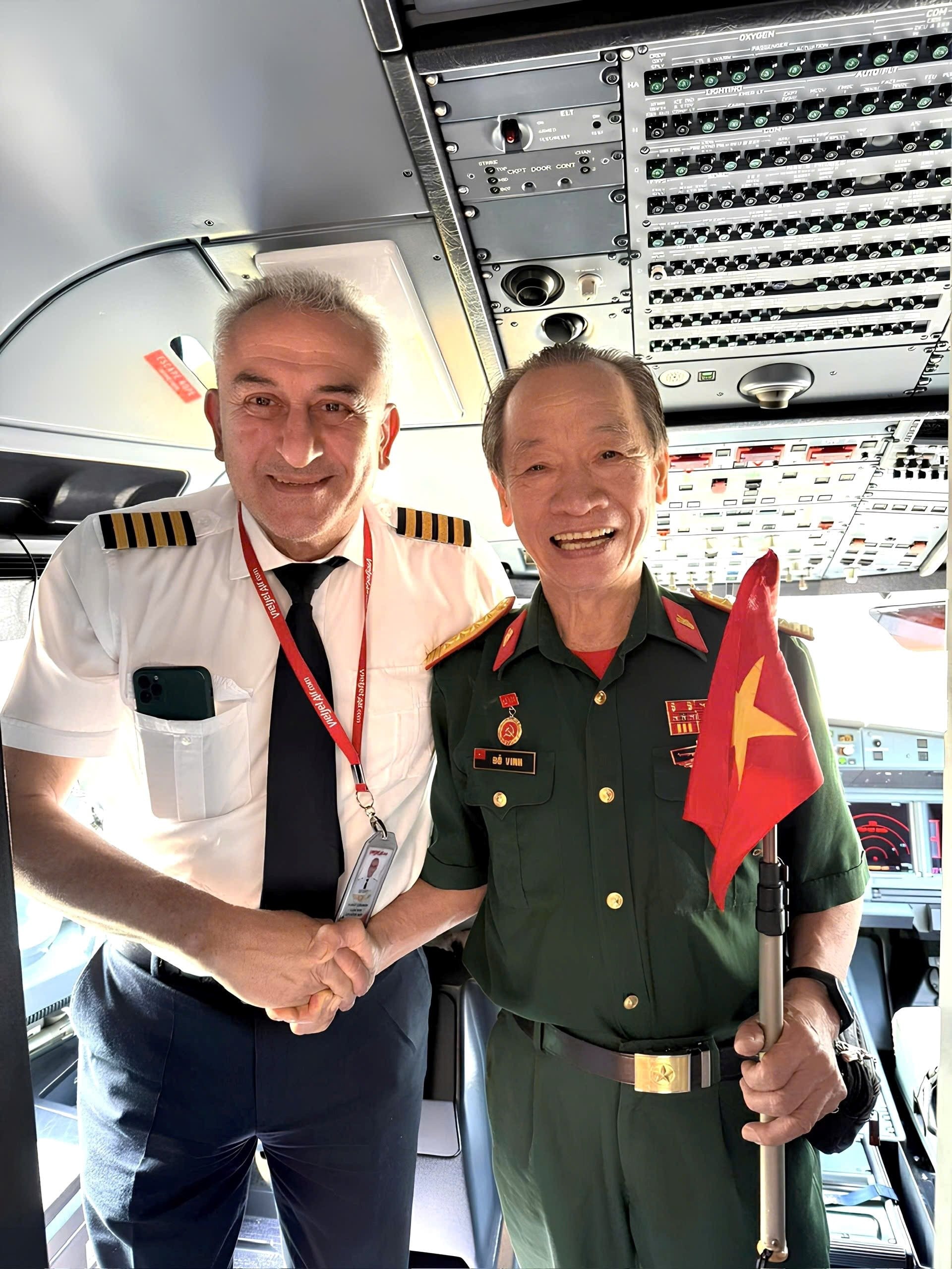 Đoàn khách đặc biệt đi máy bay của tỷ phú Nguyễn Thị Phương Thảo và hành động bất ngờ của đoàn tiếp viên - 1