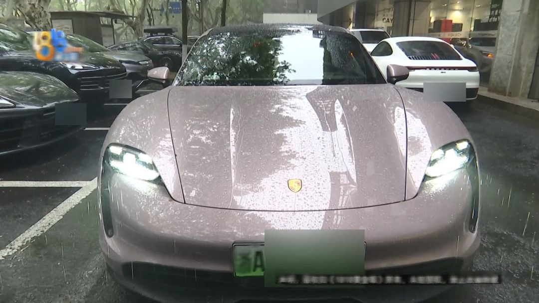 Người phụ nữ bỏ 3,5 tỷ đồng mua Porsche điện tại Trung Quốc, nửa tháng sau đã phát hiện lỗi, hãng tuyên bố: Lỗi tại móng tay của chị
