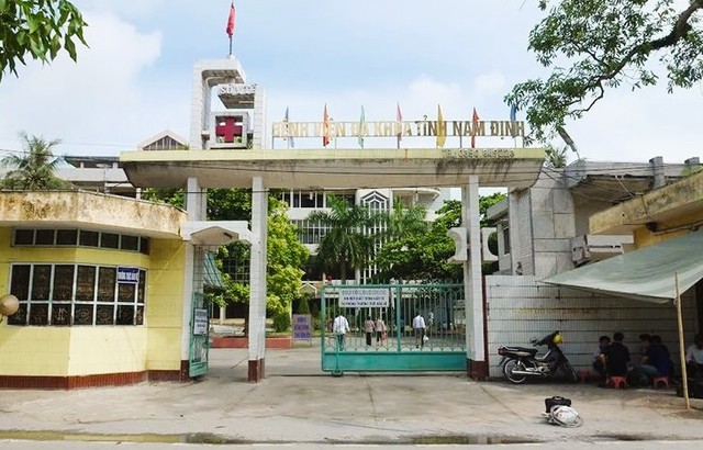 Vụ 'nộp đủ tiền mới cấp cứu': Tạm đình chỉ 5 bác sĩ và điều dưỡng, phối hợp với công an để làm rõ - 1 Vụ 'nộp đủ tiền mới cấp cứu': Tạm đình chỉ 5 bác sĩ và điều dưỡng, phối hợp với công an để làm rõ - 1