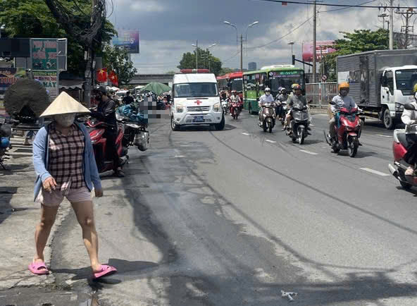 Người đàn ông đang giao thức ăn cho khách, ngã xuống đường tử vong Người đàn ông đang giao thức ăn cho khách, ngã xuống đường tử vong