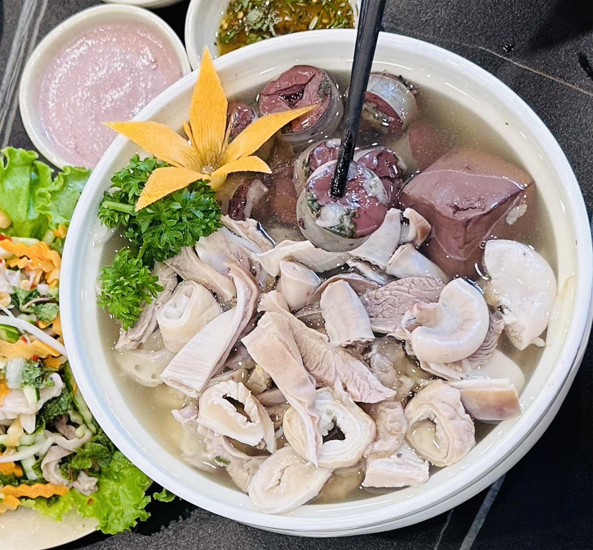 Ba không khi ăn lòng lợn Ba không khi ăn lòng lợn