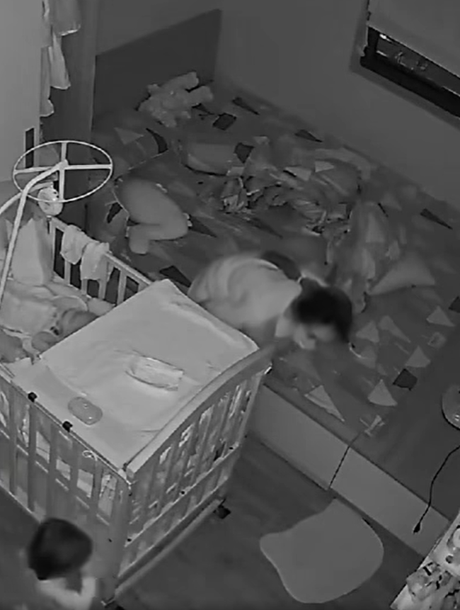 Bé gái 1 tuổi đi tìm mẹ giữa đêm, clip ghi lại cảnh tượng không thể ngờ sau đó khiến hàng triệu người nghẹn lại - 1 Bé gái 1 tuổi đi tìm mẹ giữa đêm, clip ghi lại cảnh tượng không thể ngờ sau đó khiến hàng triệu người nghẹn lại - 1