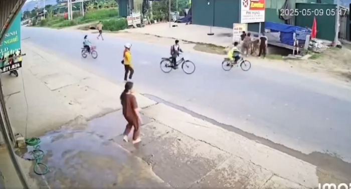 Hy hữu: Làm rõ nguyên nhân người đàn ông đi xe máy lao vào cống thoát nước bên đường tử vong tại chỗ - 2