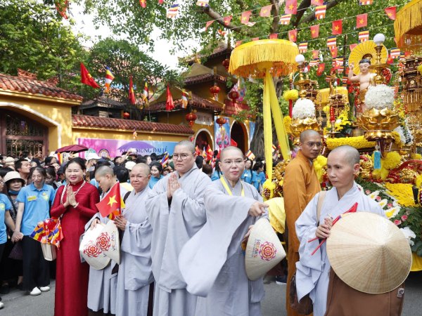 Hàng nghìn người dân Hà Nội chờ đón xá lợi Phật Thích Ca Mâu Ni - 3