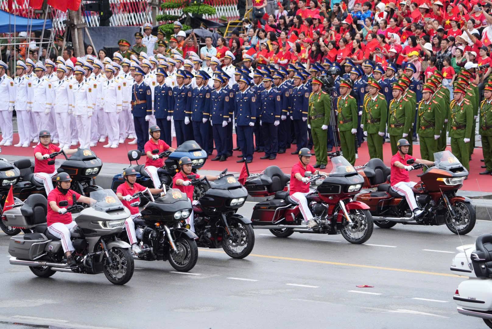 Cận cảnh dàn 'biệt thự di động' khiến dân tình trầm trồ tham gia diễu hành 70 năm Ngày Giải phóng Hải Phòng Cận cảnh dàn 'biệt thự di động' khiến dân tình trầm trồ tham gia diễu hành 70 năm Ngày Giải phóng Hải Phòng