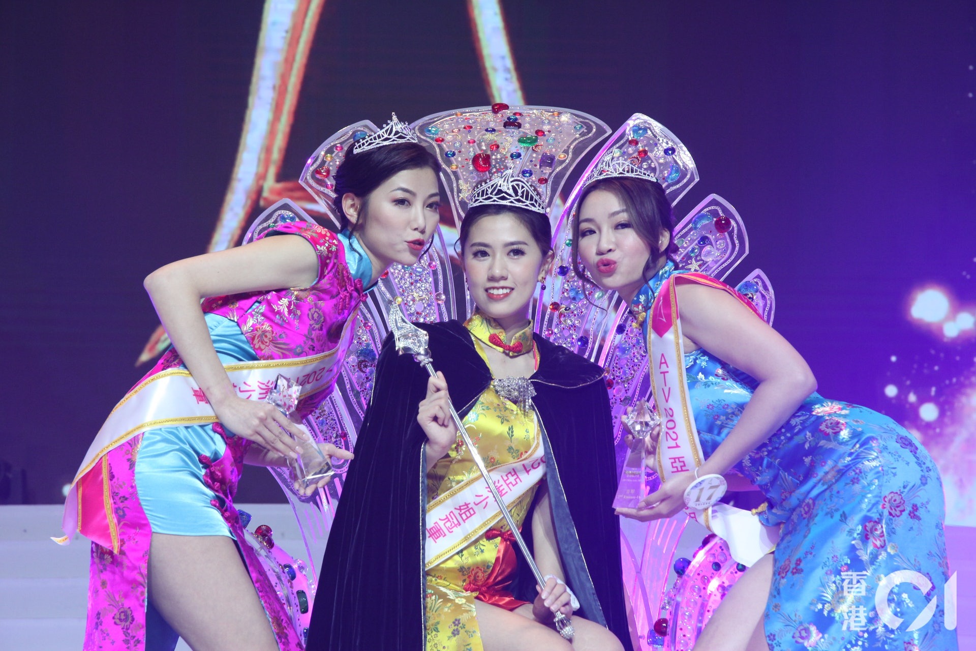 SỐC: Hậu đăng quang, Hoa hậu, Á hậu bị biến thành tiếp viên hộp đêm, xếp hạng phục vụ 'sếp lớn' SỐC: Hậu đăng quang, Hoa hậu, Á hậu bị biến thành tiếp viên hộp đêm, xếp hạng phục vụ 'sếp lớn'