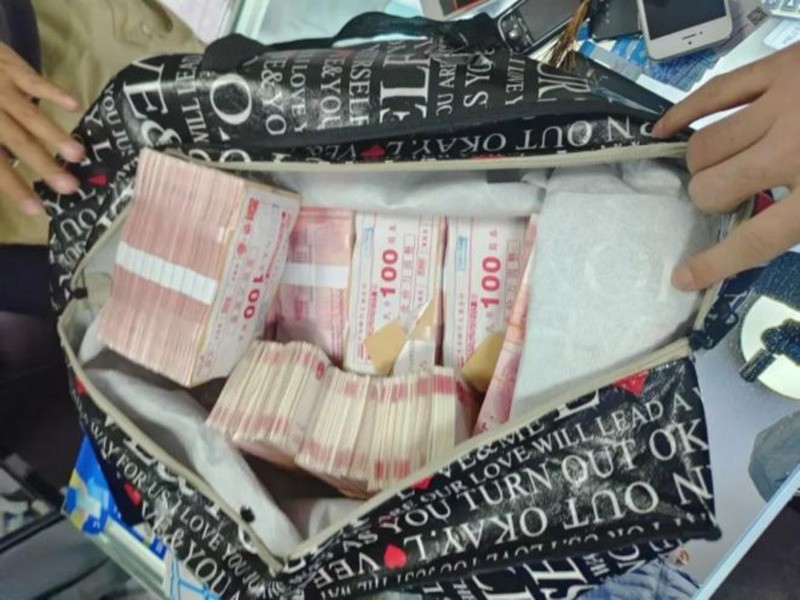 Khám nhà đối tượng lừa đảo, phát hiện 20 tỷ tiền mặt và vàng chất đống