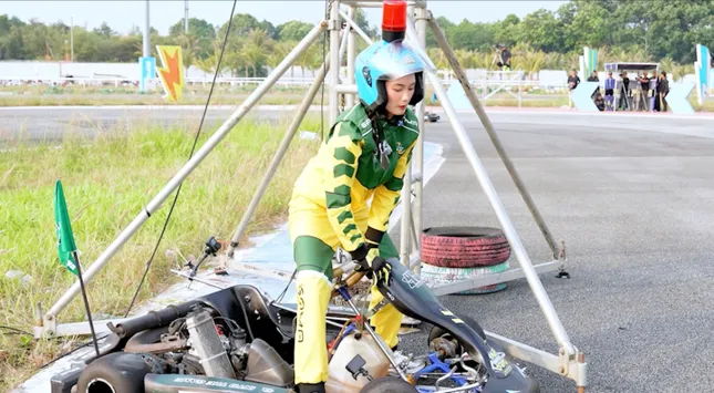 Á hậu Quỳnh Anh gặp tai nạn trên đường đua xe