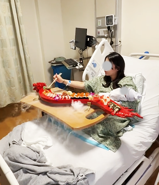 Sản phụ gây tranh cãi dữ dội vì vừa sinh xong đã mukbang sushi ngay trên giường bệnh, ôm con ngồi ăn giữa làn khói mịt mù - 5
