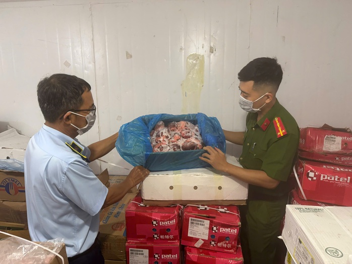 'Đột kích' kho hàng đông lạnh của Công ty Thịnh Phát Food - 1
