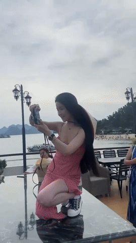 Chu Thanh Huyền - vợ Quang Hải đi giày nhảy lên bàn ăn chụp ảnh gây tranh cãi kịch liệt - 1