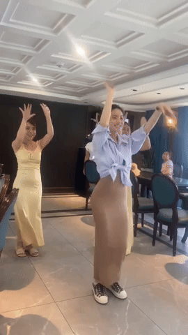 Động thái của Chu Thanh Huyền giữa lúc bị chỉ trích kém duyên vì nhảy lên bàn ăn chụp ảnh, Quang Hải liên quan gì? - 1