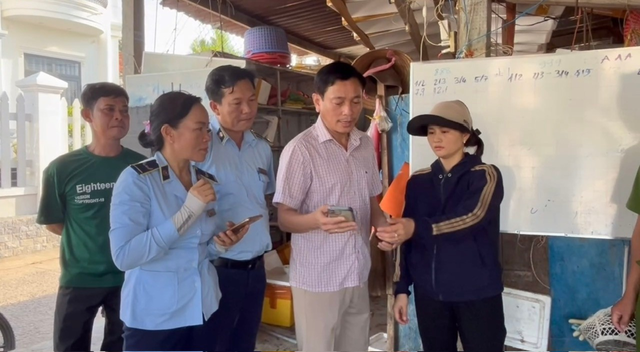 Cận cảnh người phụ nữ trực tiếp bơm thạch rau câu vào tôm hùm đã chết để bán ra thị trường - 2
