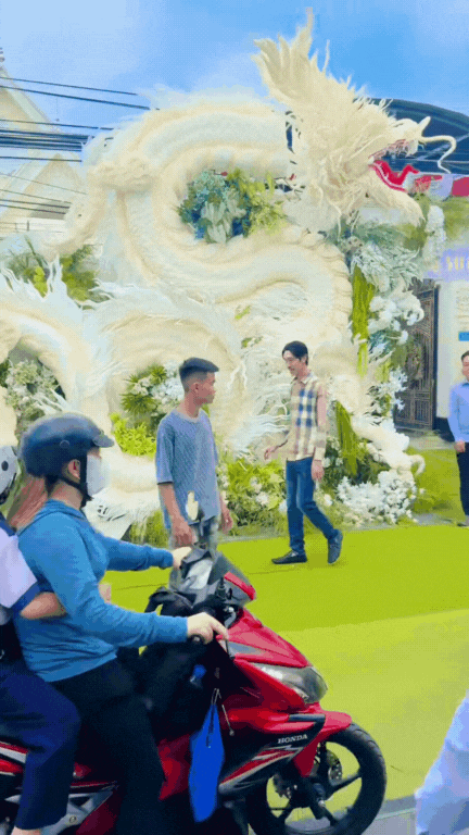 Độc lạ cổng cưới “hàng khủng” ở miền Tây gây sốt MXH: Nhìn tưởng tốn hàng trăm triệu, hóa ra cực rẻ - 4
