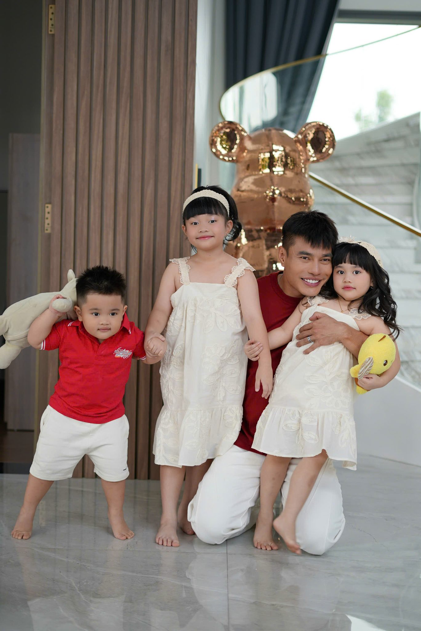 Mẹ Lê Dương Bảo Lâm bị ngã nghiêm trọng, nhóc tỳ 3 tuổi vừa phát hiện liền có hành động gây kinh ngạc - 4 Mẹ Lê Dương Bảo Lâm bị ngã nghiêm trọng, nhóc tỳ 3 tuổi vừa phát hiện liền có hành động gây kinh ngạc - 4